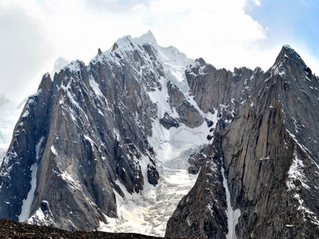 302486-AhangingGlacier-1323083182-119-640x480.JPG