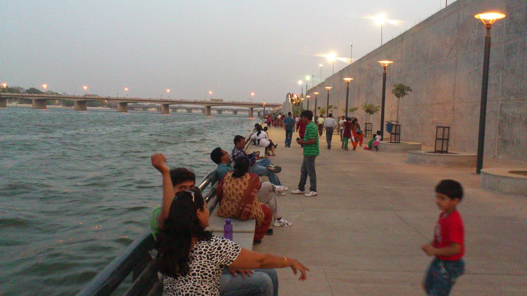 View_of_Sabarmati_Riverfront,_Ahmedabad.jpg