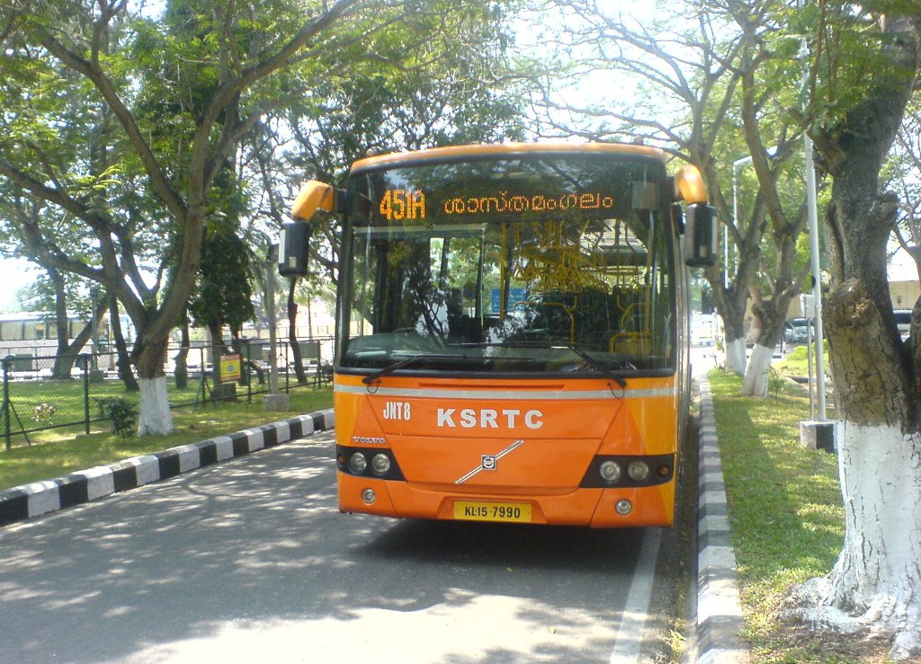 Thiruvananthapuram_Airport_lowfloor.jpg