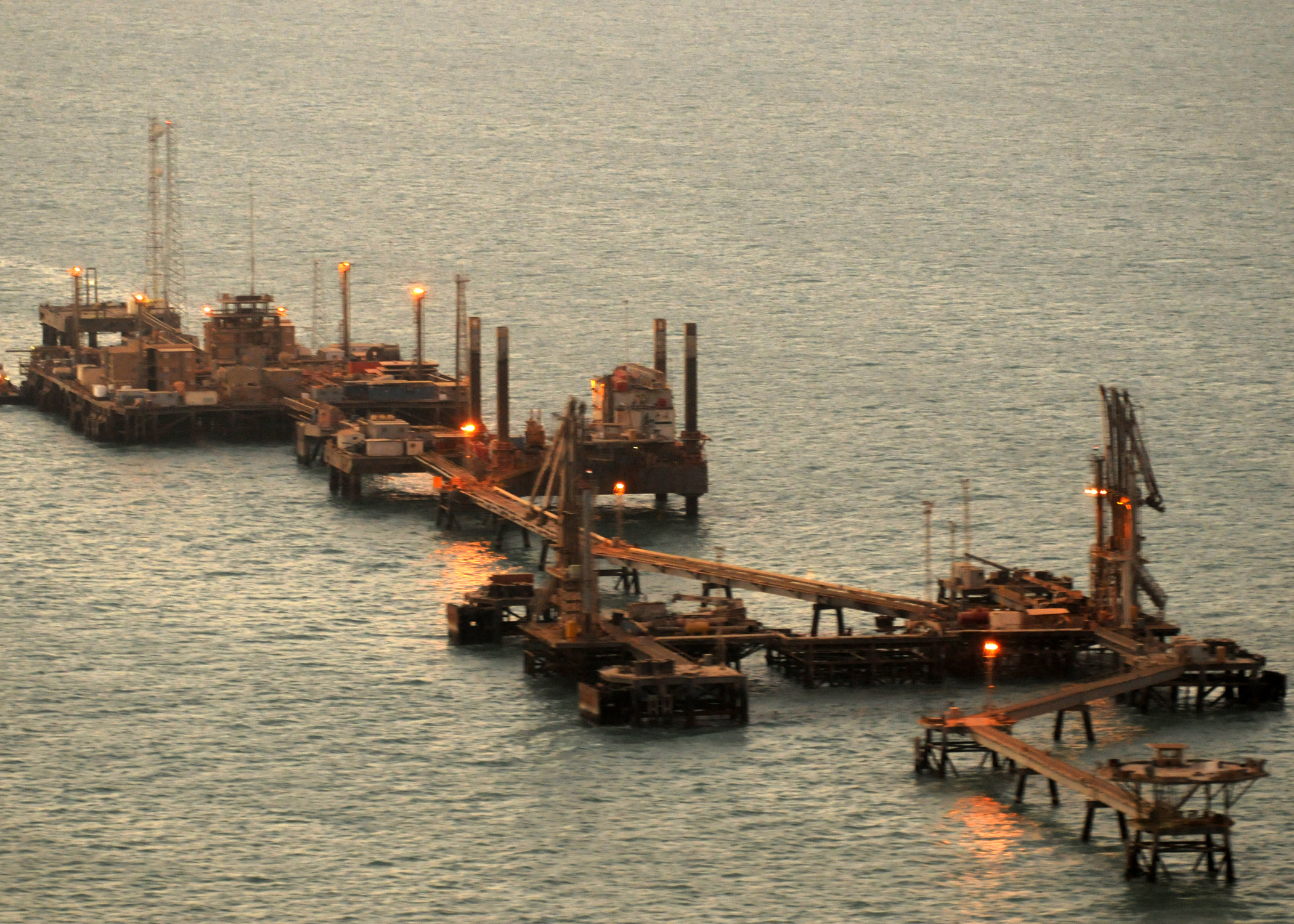 Iraq%E2%80%99s_Khawr_Al_Amaya_Oil_Platform_%28KAAOT%29_just_after_sunrise.jpg