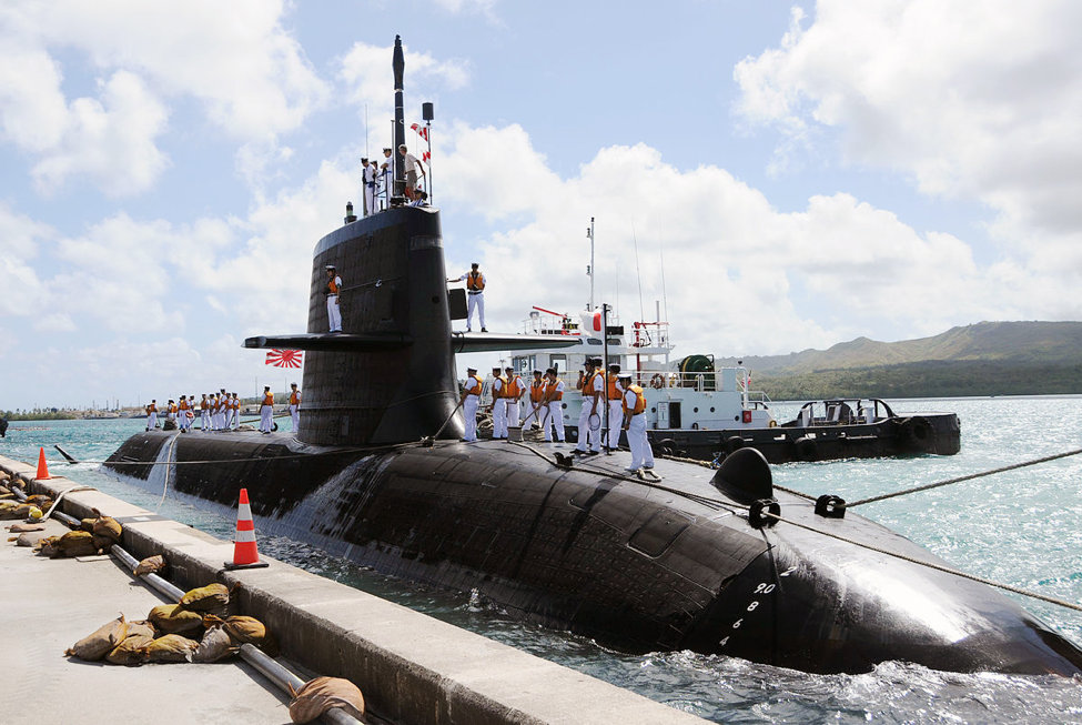 Soryu-class submarine, Hakuryu during a visit to Guam in 2013. Note the bow draft markings show the submarine’s draft is about 8.3 meters. US Navy Photo