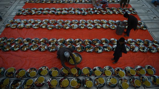 160608143709_pakistan_ramadhan_iftari_976x549_afp_nocredit.jpg