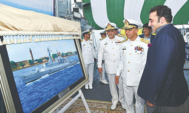 Foreign Minister Bilawal Bhutto-Zardari, along with Admiral Amjad Niazi, admires a painting of PNS Tariq on Saturday.—INP