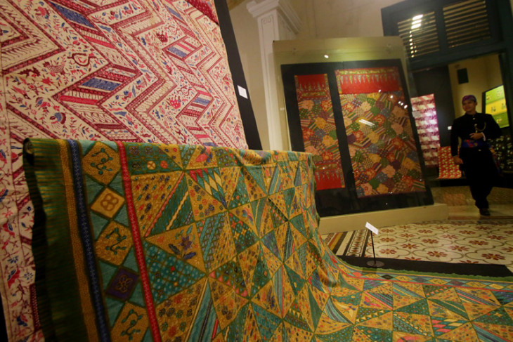 antarafoto-pameran3-perkembangan-batik-jakarta-260618-riv-3.jpg