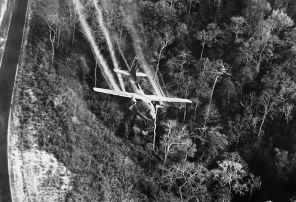 spraying-agent-orange-vietnam.jpg