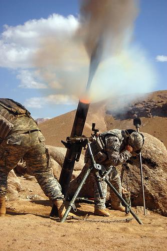 us_troops_fire_mortar.jpg