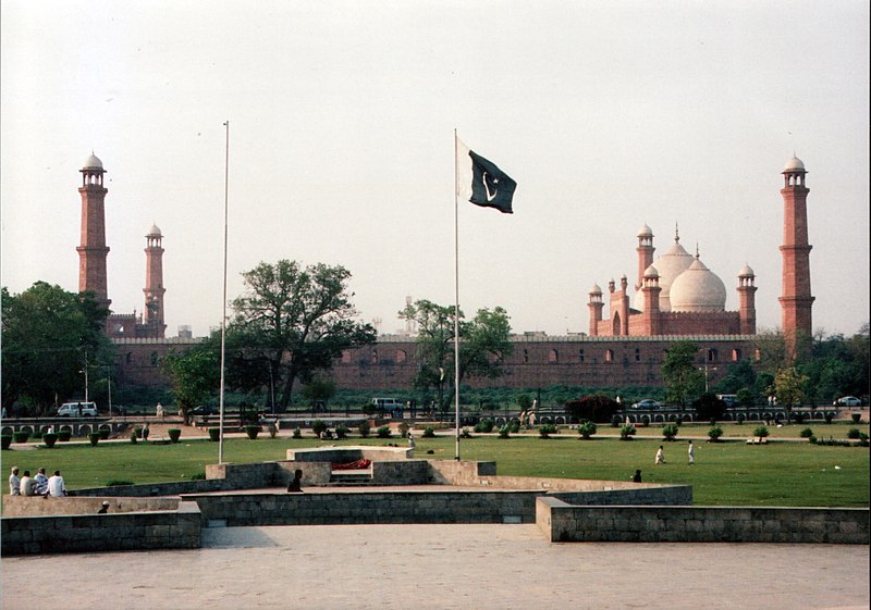 800px-Mosque_minare_amjad_2006.JPG