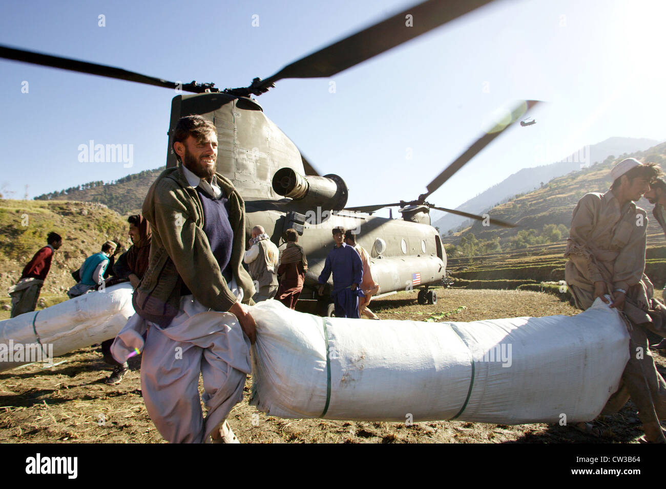 american-chinook-in-pakistan-earthquake-zone-CW3B64.jpg