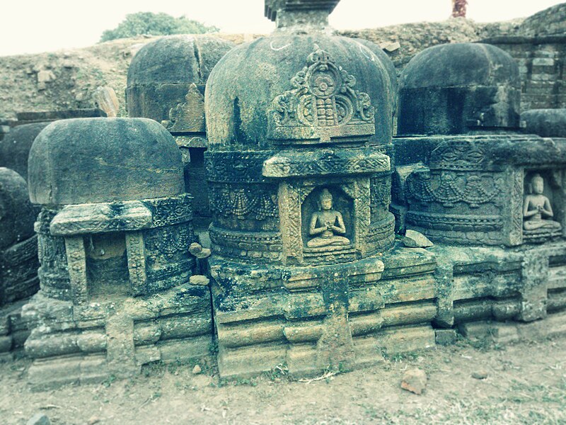 800px-Stupas_at_Ratnagiri.jpg