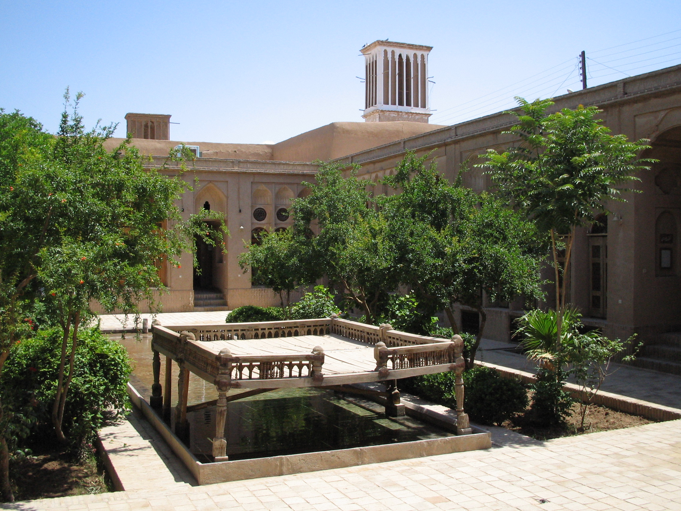 Hayat-howz_Khuneh_Lari_Yazd.jpg