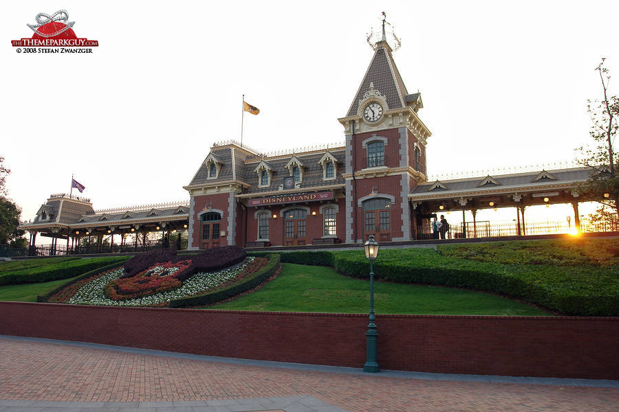 hong-kong-disneyland-entrance-big-compressed.jpg