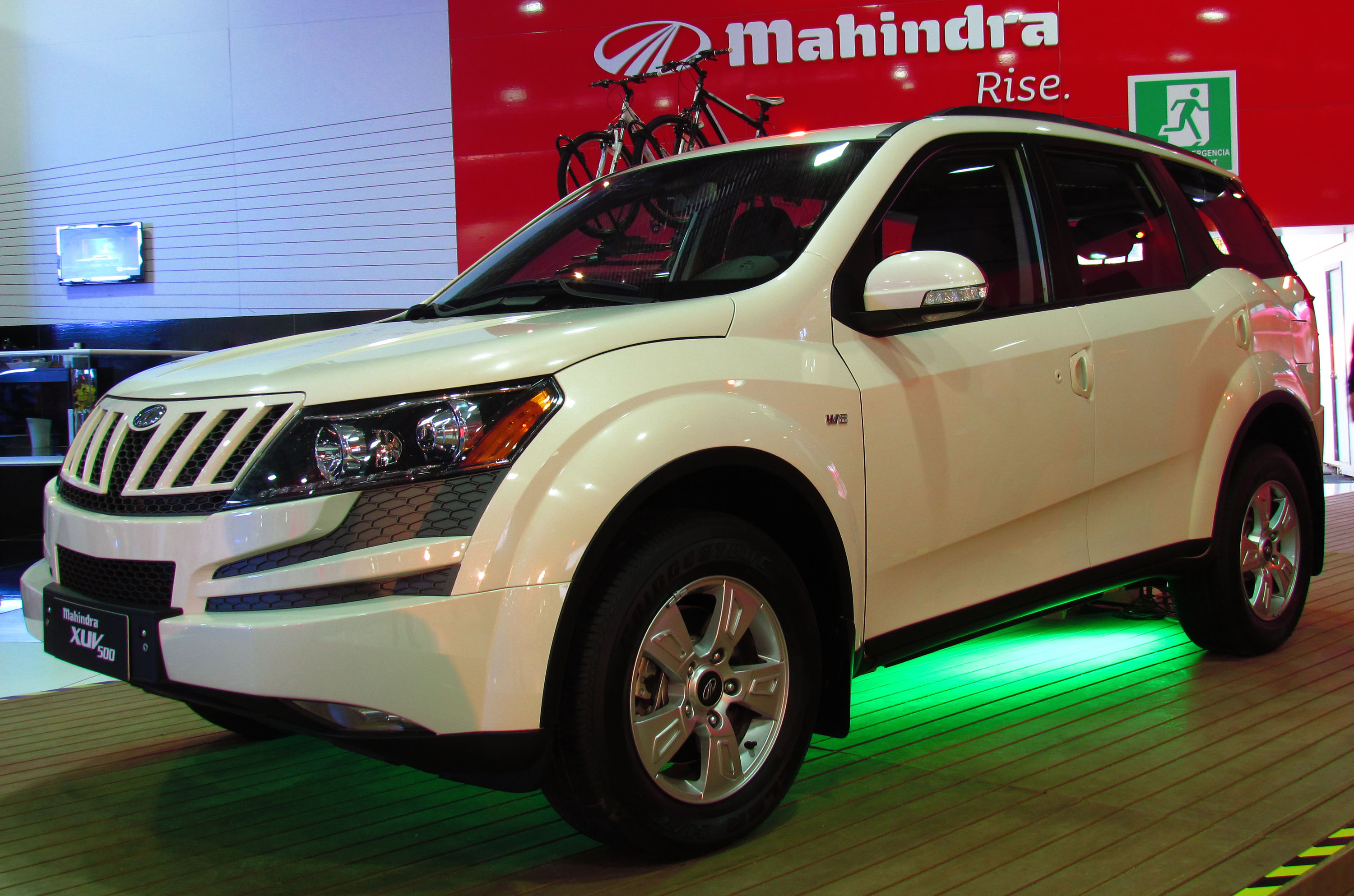 Mahindra_XUV_500_W6_2013.jpg