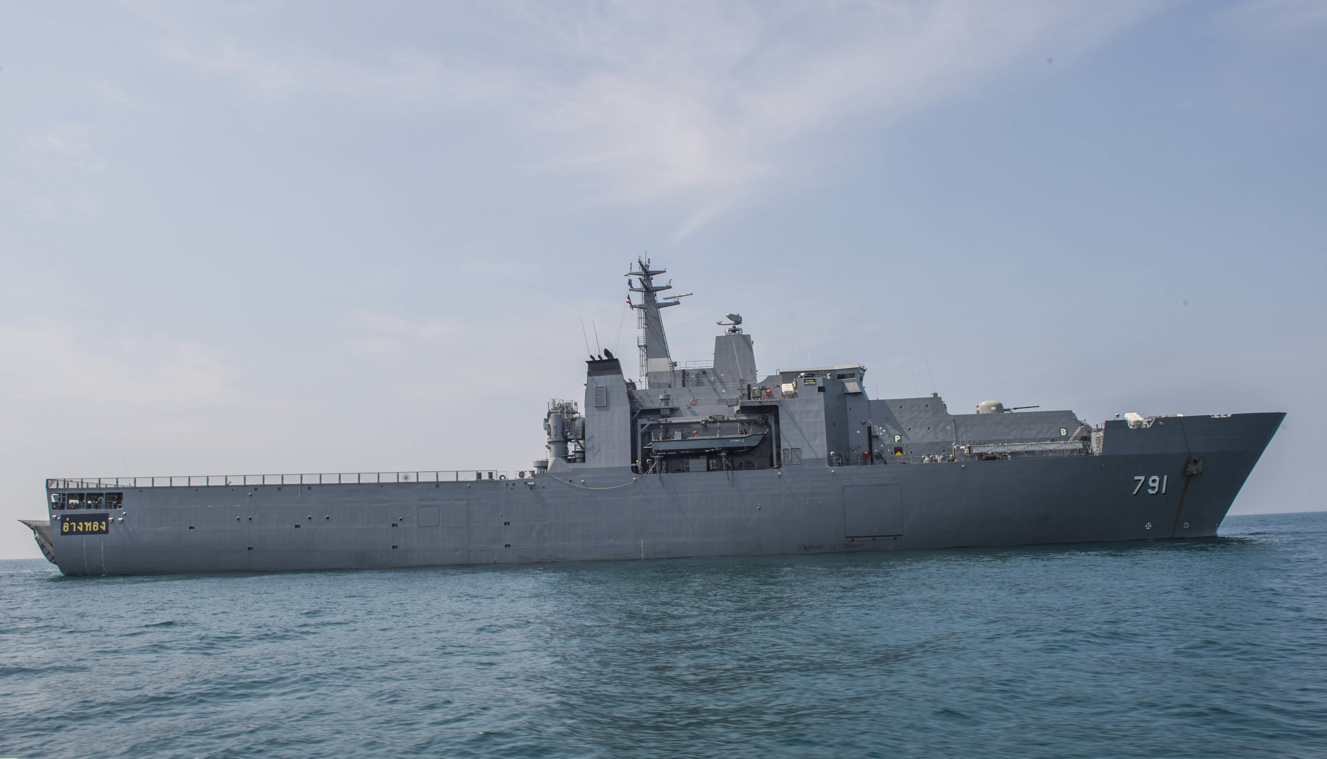 Thai_landing_ship_Angthong_%28LPD_791%29_in_February_2016.JPG