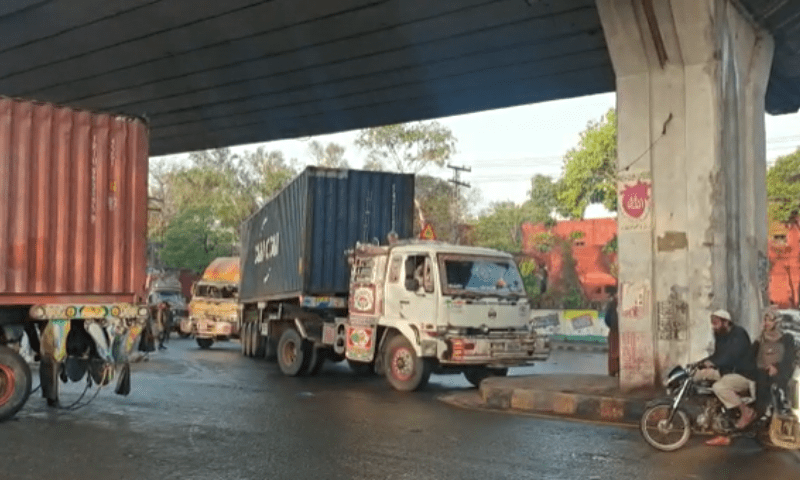 <p>Container placed ahead of the PTI’s rally at Minar-i-Pakistan today, — Screengrab from video provided by Nauman Liaquat</p>