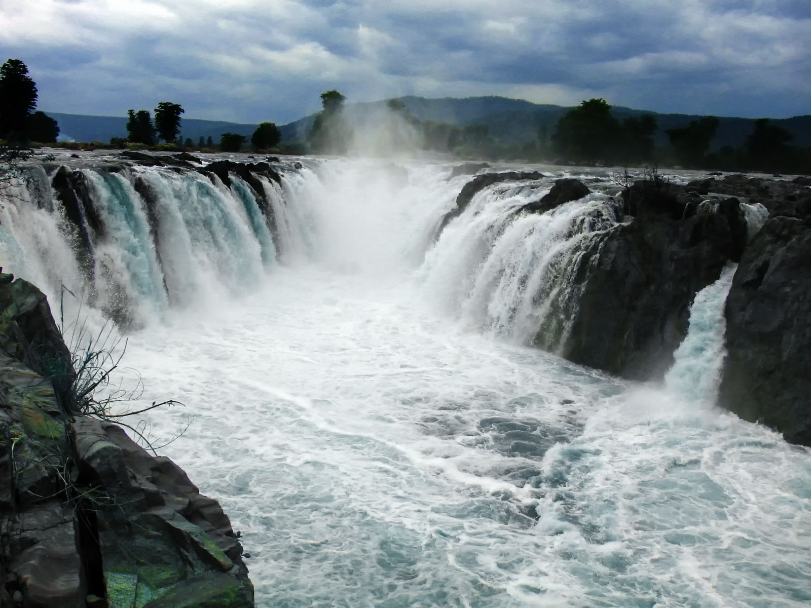 Hogenakkal_Falls_Close.jpg