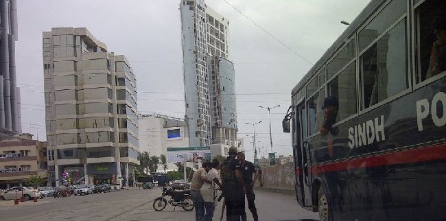 Sind-policeman-helping-guy-at-clifton-karachi-3.jpg