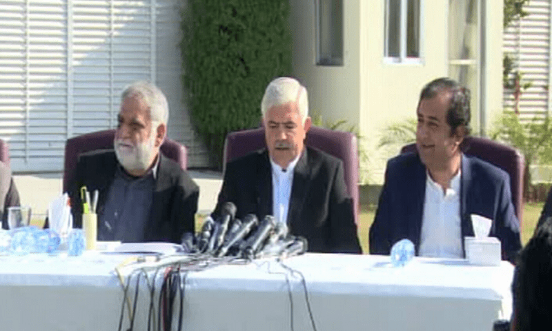 <p>Khyber Pakhtunkhwa Chief Minister Mahmood Khan (C), Gilgit-Baltistan CM Khalid Khurshid (R) and Punjab Finance Minister Mohsin Leghari (L) address a press conference in Islamabad on Monday. — DawnNewsTV</p>