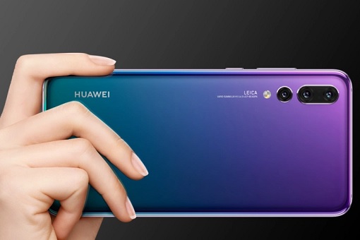 Holding-Huawei-Smartphone.jpg