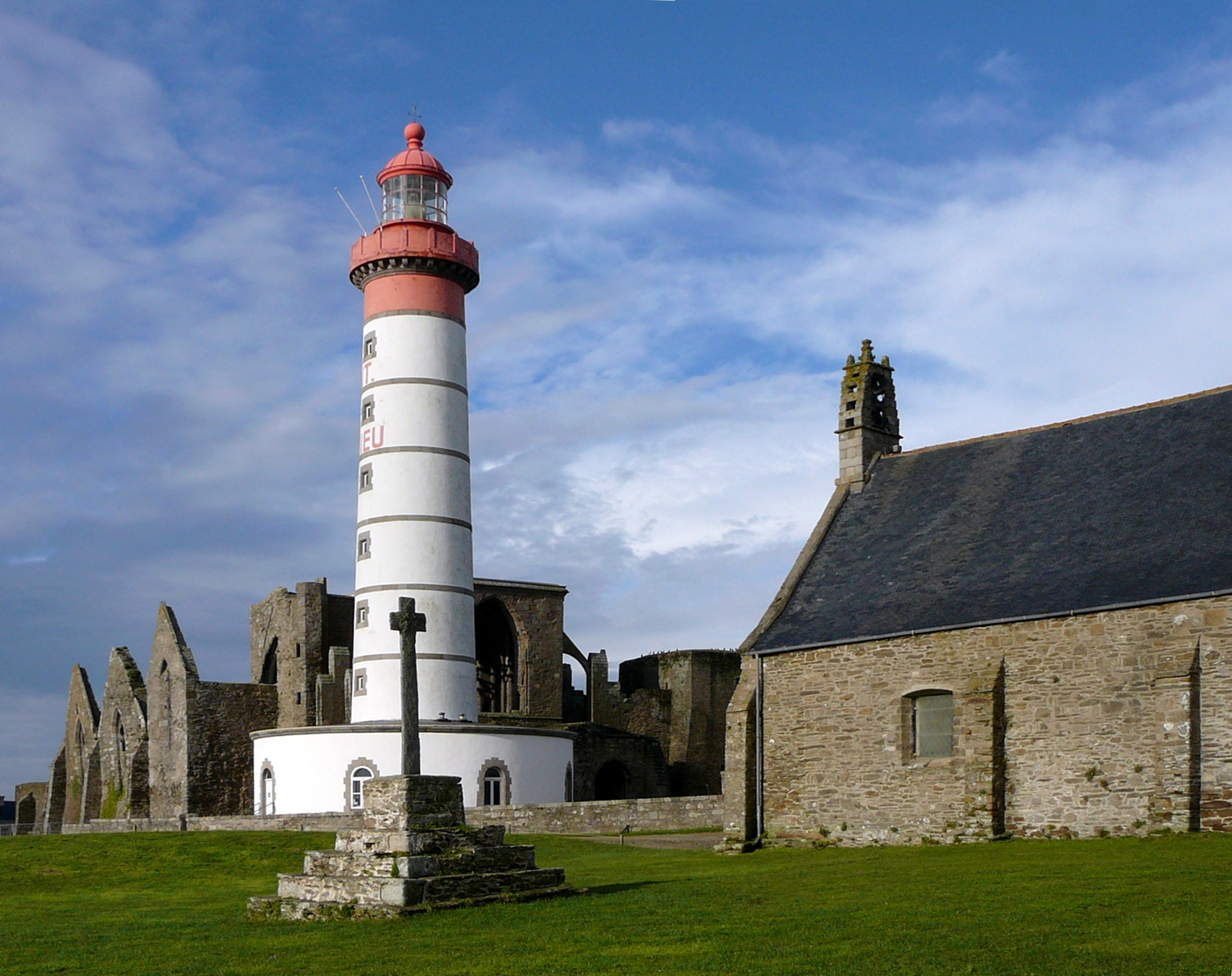 Abbacy_and_lighthouse_of_Saint-Mathieu.jpg