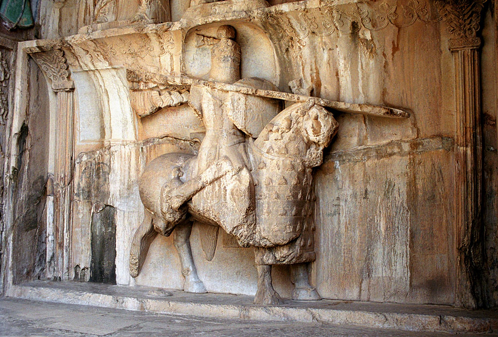 Taq-e_Bostan_-_equestrian_statue.jpg