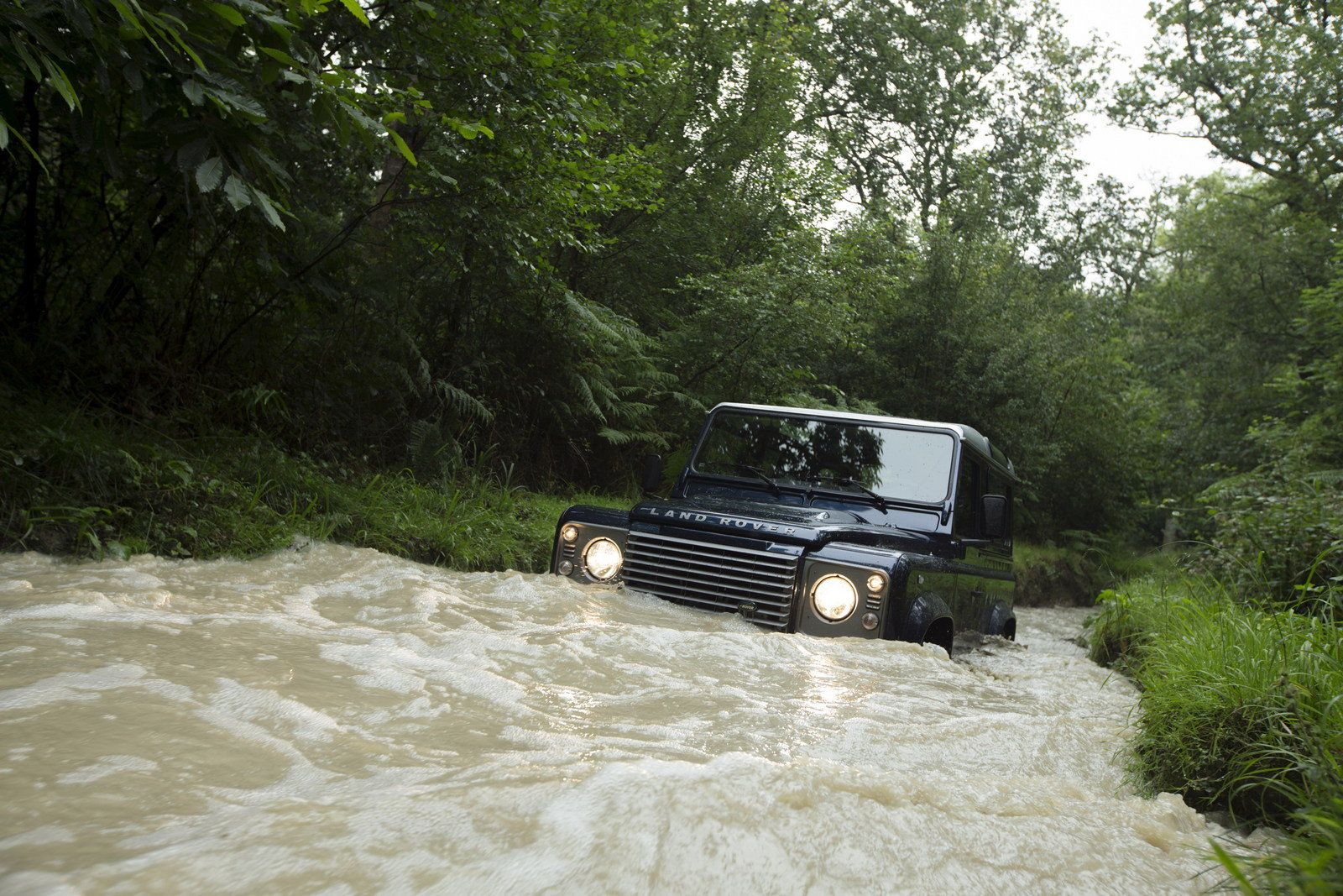 land-rover-defender-1_1600x0w.jpg