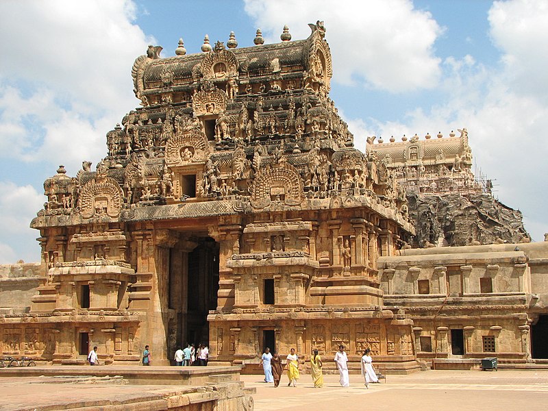 800px-Brihadeeswarar_Temple_02.jpg