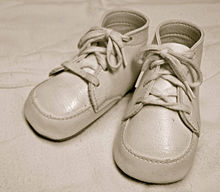 220px-Classic_baby_shoes.jpg