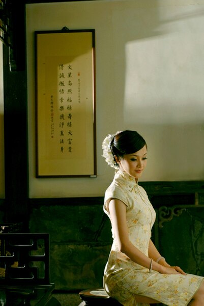 401px-Qipao_woman.jpg