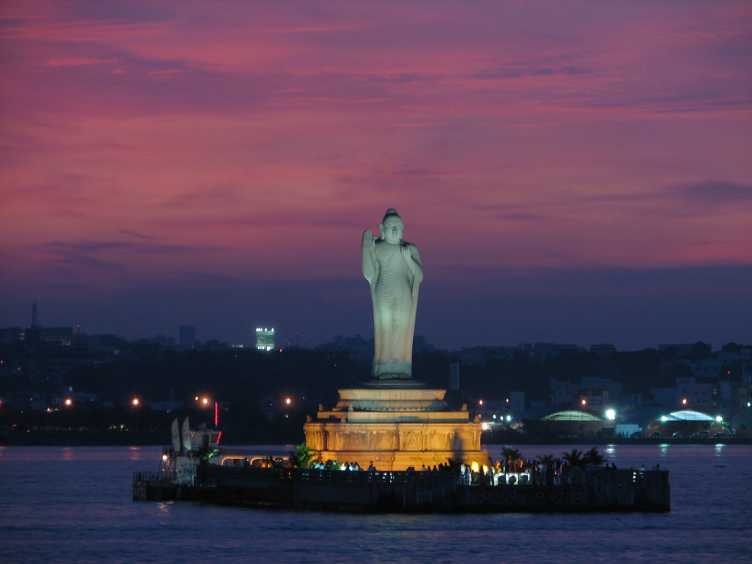 Hussain_Sagar_lake,_Hyderabad.jpg