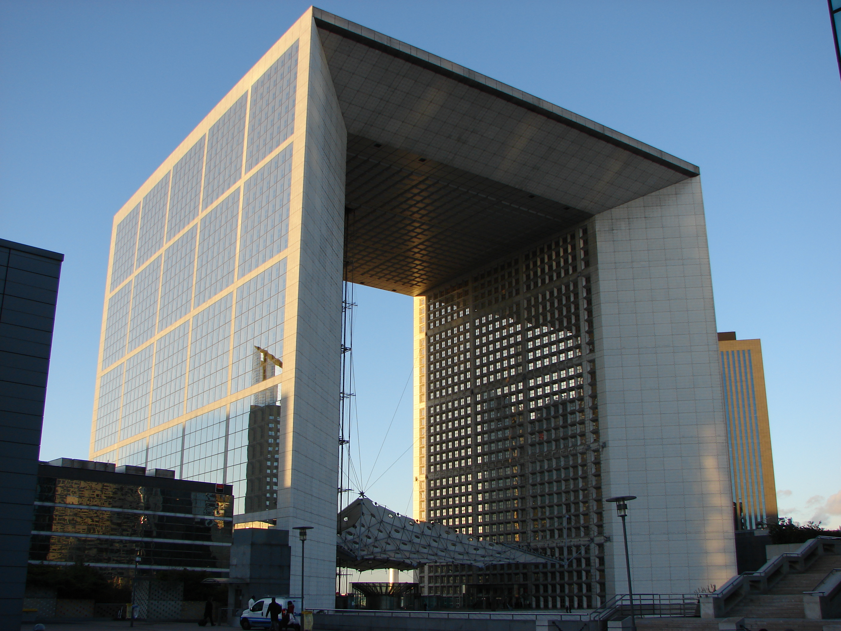 Grande_Arche_de_la_Defense.JPG