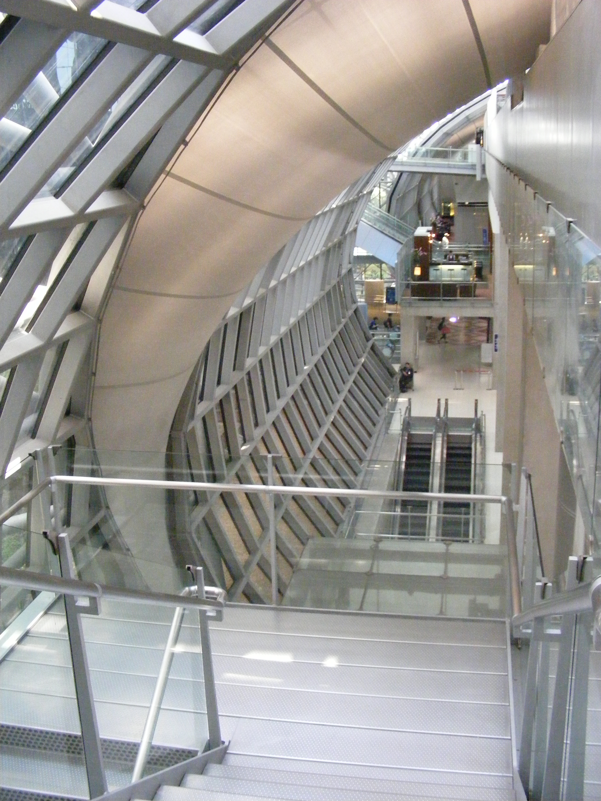 Concourse_Building_-_Suvarnabhumi_International_Airport.JPG