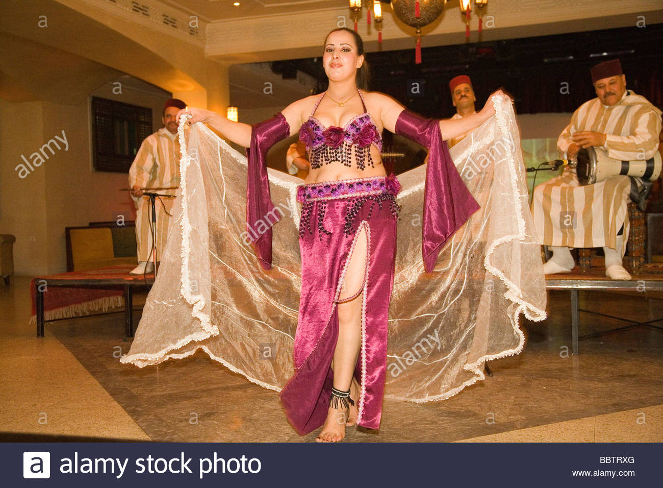 africa-morocco-marrakech-belly-dance-BBTRXG.jpg