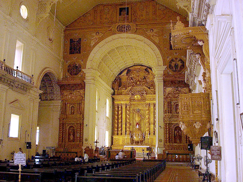 Goa-BomJesus-Nave1.jpg