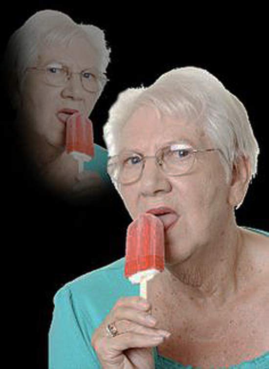 grandma-popsicle-funny-family-photos.jpg