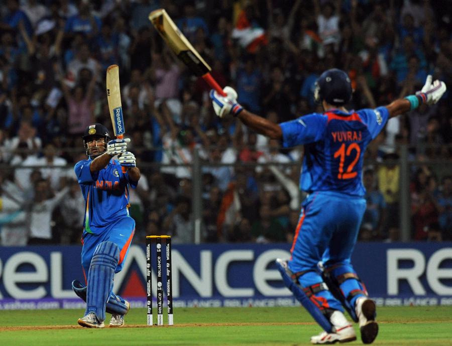 dhoni-hitting-6-wc-final-2011.jpg