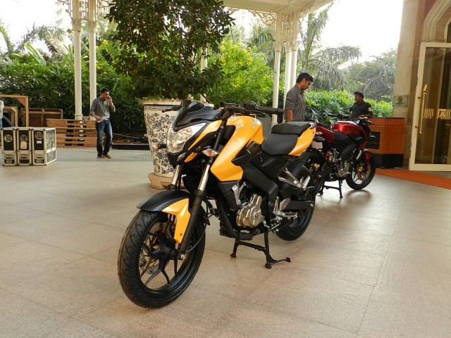 bajaj-pulsar-200ns-yellow-08-640x480.jpg