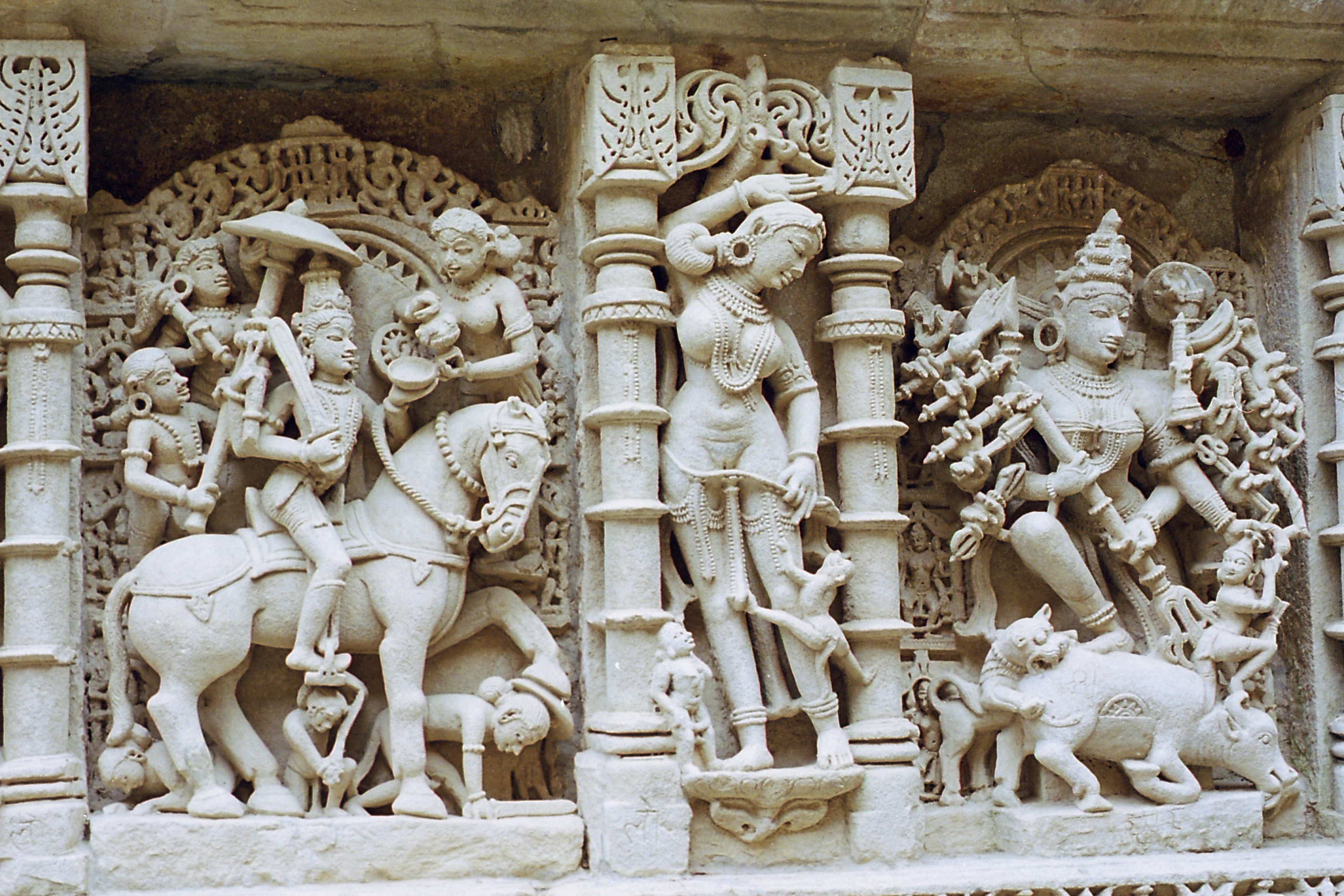 Rani_ki_Vav_sculptures.jpg