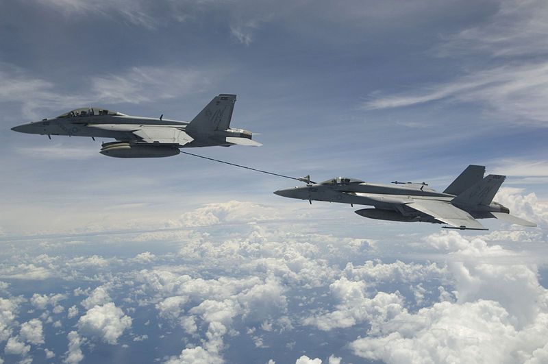 800px-F-18F_refueling_F-18E.jpg