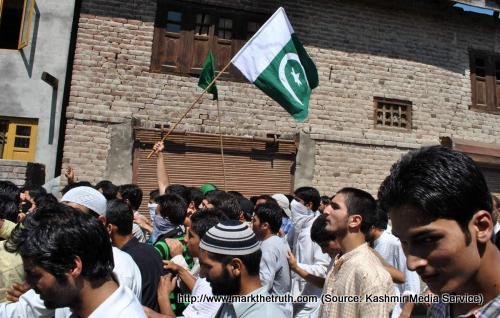 Kashmiris%20holding%20a%20Pakistani%20flag%20during%20a%20protest%20in%20Srinagar%20-%20Occupied%20Kashmir.JPG