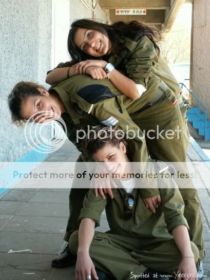 IsraeliArmyGirlshavingfun.jpg