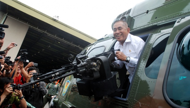 Menteri Pertahanan Ryamizard Ryacudu berpose dengan senjata di helikopter SAR tempur EC-725 Super Cougar pesanan Kementerian Pertahanan di hanggar PT Dirgantara Indonesia, Bandung, Jawa Barat, 25 November 2016. TEMPO/Prima Mulia