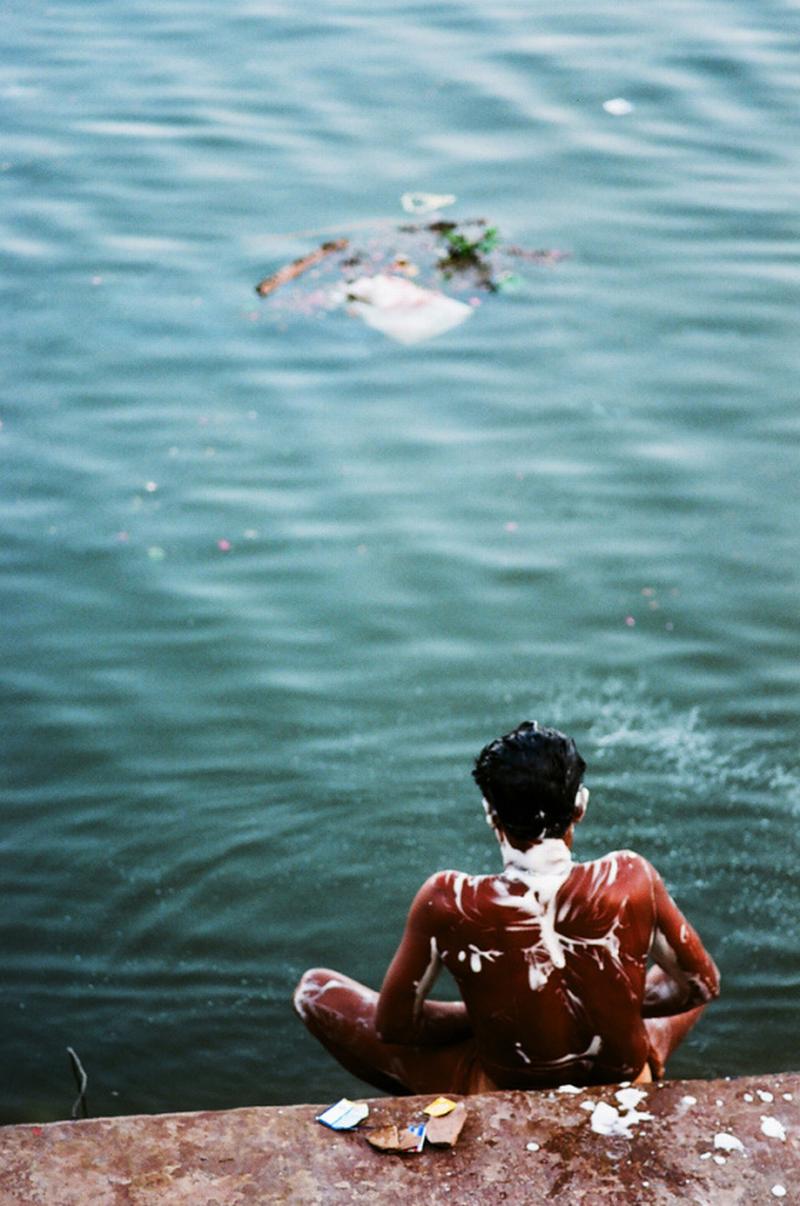 bathing-with-corpses-in-ganges.jpg