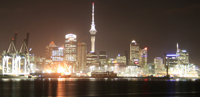 Auckland_waterfront_at_night.jpg