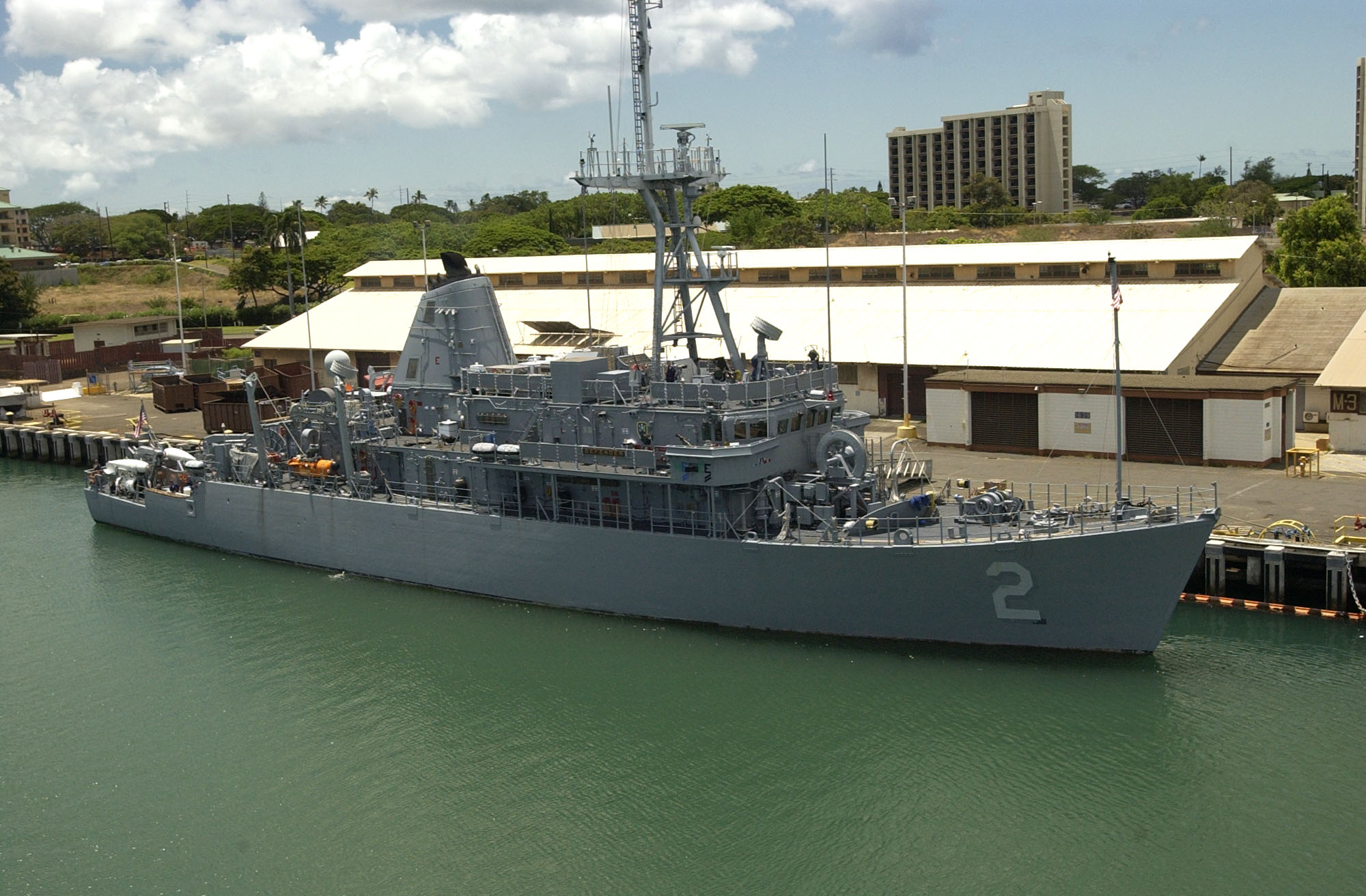 USS_Defender_%28MCM-2%29.jpg