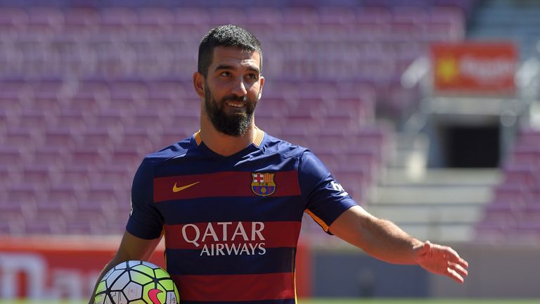 arda-turan-barcelona-press-unveil-camp-nou_3323737.jpg