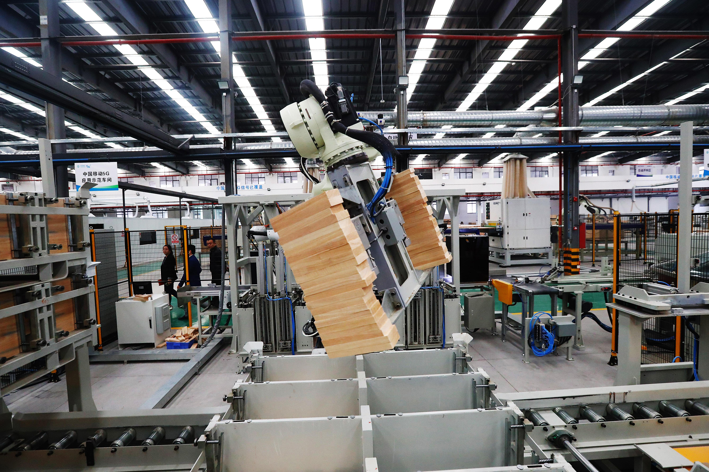 A robotic arm moves bricks using 5G and AI on Oct. 21 in Ganzhou, Jiangxi province (Liu Zhankun—China News Service/Getty Images)