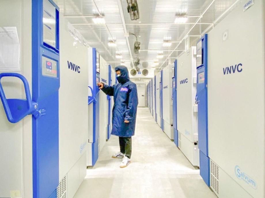 A VNVC staff inside a VNVC’s super-cold storage in HCMC. In all, its 51 freezers and three super-cold storage of VNVC could store up to 170 million vaccine doses at once.