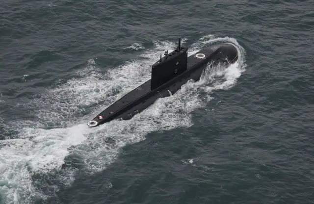 Belgian_Navy_Polux_OPV_P901_Russian_Submarine_2.jpg