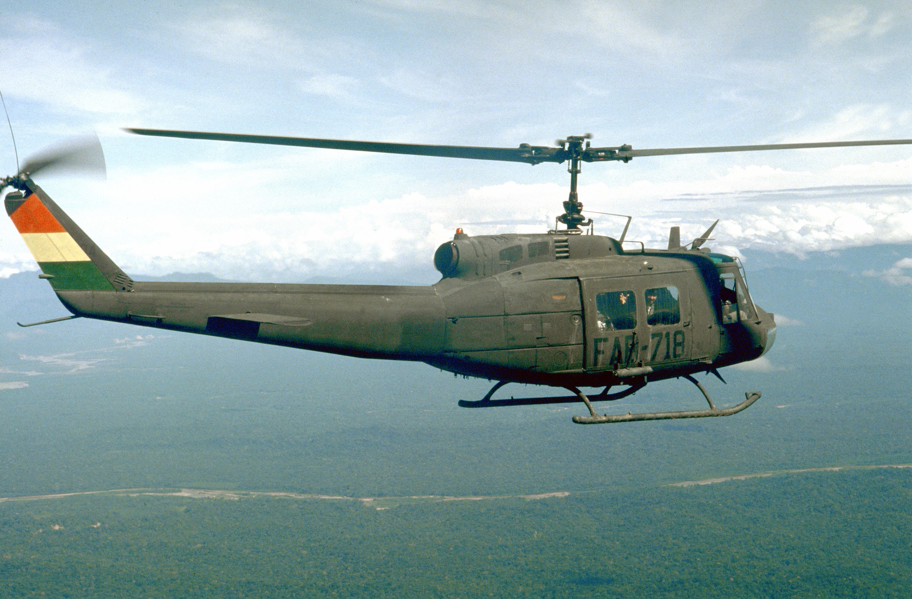 UH-1H_Bolivian_Air_Force_in_flight_1987.JPEG