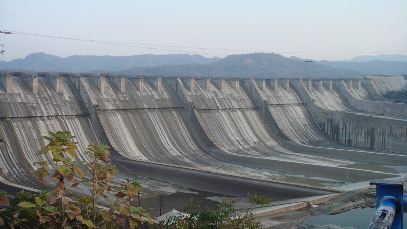 Sardar_sarovar_dam.jpg